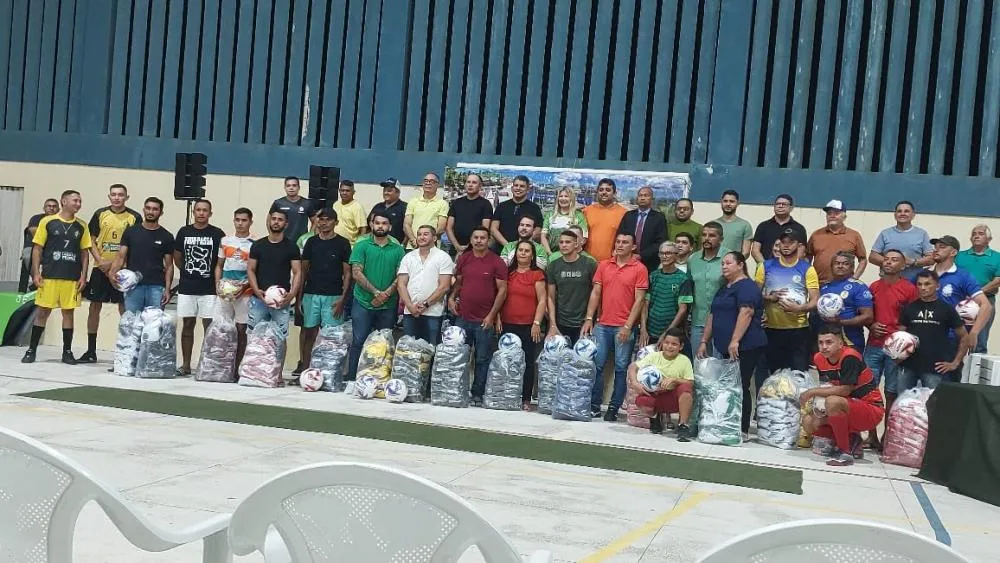 Prefeitura de Lagoa de Pedras abre Campeonato Municipal de Futebol com entrega de uniformes